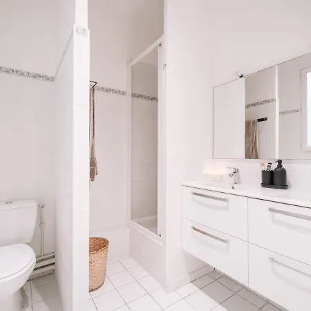 Llyod - 3 A Madeleine Apartman