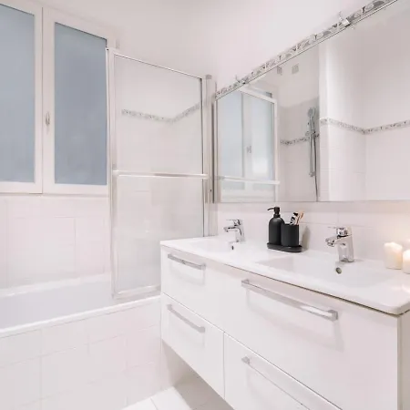 Llyod - 3 A Madeleine Párizs